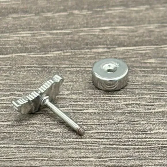 NEW! Tiny Feather Earrings Silver - Picture 5 of 8